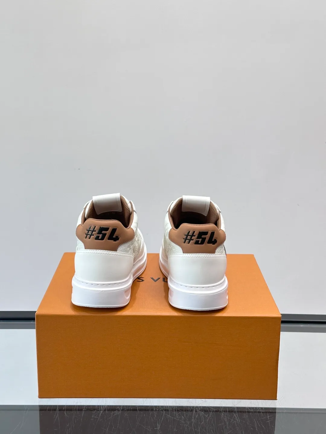Men's shoes 💰p400 "＊OUIS ＊UITTO＊" Men's sports shoes, grained cow leather are low-key and recognizable. The rubber sole is thick and lightweight, the padded insole + technical lining make it super comfortable to wear! The main color with brown details is versatile and fashionable, and can be worn for daily leisure or business ~ LV embossing on the side of the shoe + brand logo on the sole, perfect details! size: 38-44 (45 customized)